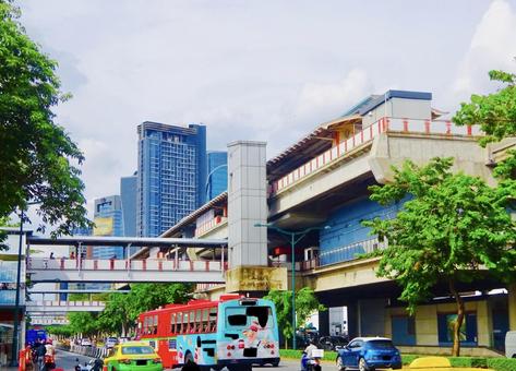 車行き交うバンコクの道路と駅とビル群 車行き交うバンコクの道路と駅とビル群 空,スカイライン,ビジネスの写真素材