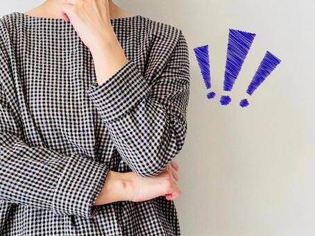 びっくりマークとあごに手をあてる女性 びっくり,女性,悩むの写真素材