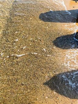 波が押し寄せる海辺の砂浜と影 波が押し寄せる海辺の砂浜と影 海,波,海辺の写真素材