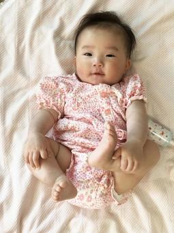 0歳児の女の子 0歳児の女の子 赤ちゃん,女の子,ご機嫌の写真素材