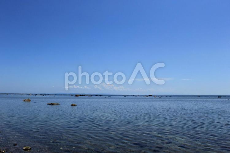 遠浅の海面にきれいに並ぶ岩のある景色（男鹿半島　鵜ノ崎海岸　夏）　３ 夏,海面,岩の写真素材