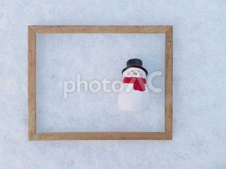 雪だるまと木製フレーム 雪だるま,雪,冬の写真素材