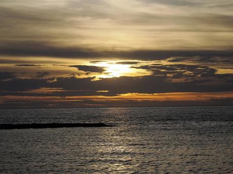 夕焼けの日本海 夕焼けの日本海 夕焼け,海,海岸の写真素材
