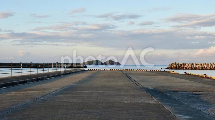 沖縄県慶良間諸島慶留間島の朝の漁港の風景 漁港,港,阿嘉の写真素材