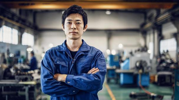 工場内の作業員男性 工場内の作業員男性の写真