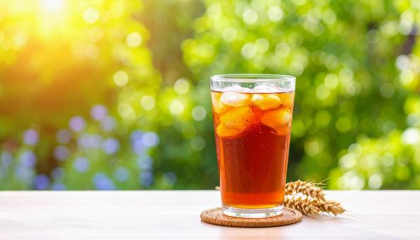 麦茶 夏 ガラスのコップ 氷入り 麦茶 夏 ガラスのコップ 氷入りの写真
