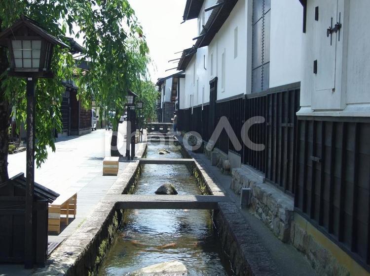川のある白土蔵の風景 夏,川,土蔵の写真素材
