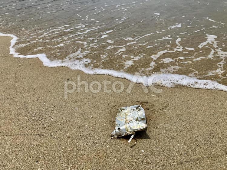 海洋ゴミ/砂浜/紙パック/波側(その② 波,紙パック,アルミの写真素材