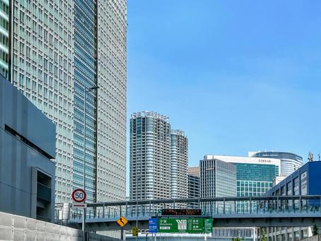 首都高速道路から見た歩行者デッキと街並み 首都高速道路から見た歩行者デッキと街並み 高層ビル,首都高速道路,汐留の写真素材