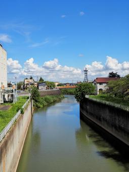 夏の新八間堀川&御城橋(茨城県・常総市) 夏の新八間堀川&御城橋(茨城県・常総市)の写真