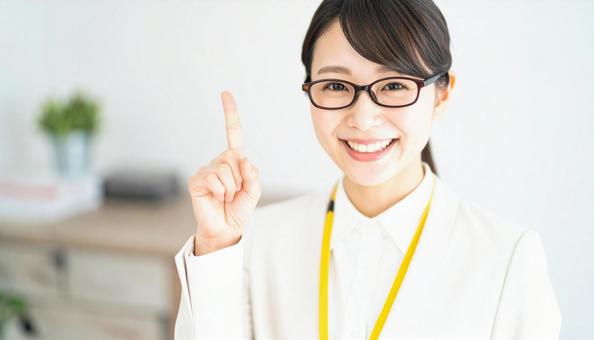 自信のある表情で指さすビジネス女性 自信のある表情で指さすビジネス女性の写真