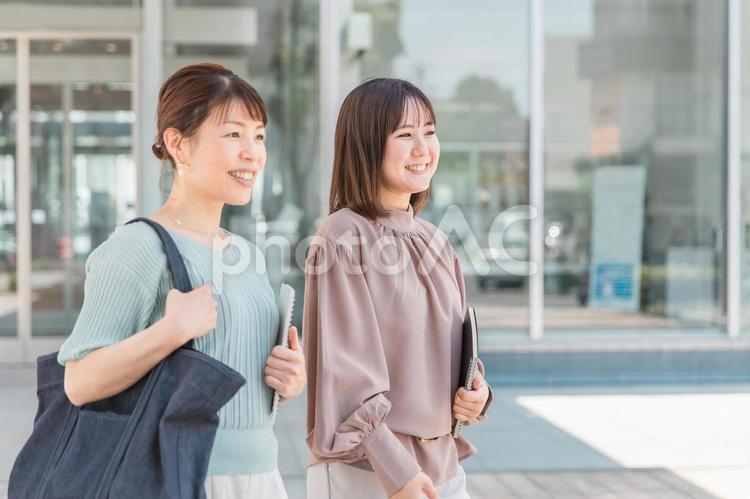 ノートを持って歩くアジア人女性（研修） ビジネスウーマン,ol,ビジネスの写真素材