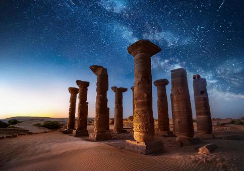 星降る砂漠に佇む古代の石柱群 星降る砂漠に佇む古代の石柱群の写真