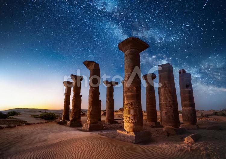 星降る砂漠に佇む古代の石柱群 砂漠,遺跡,石柱の写真素材
