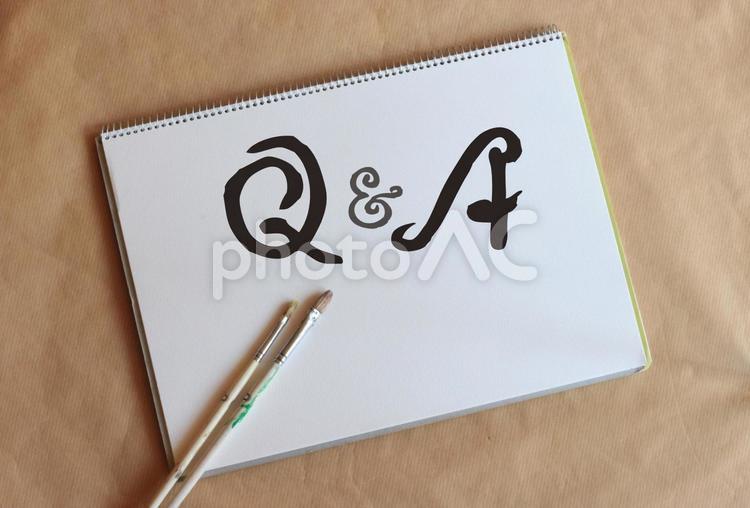 クロッキー帳と絵筆とQ&Aの筆文字 q&a,問合せ,疑問の写真素材