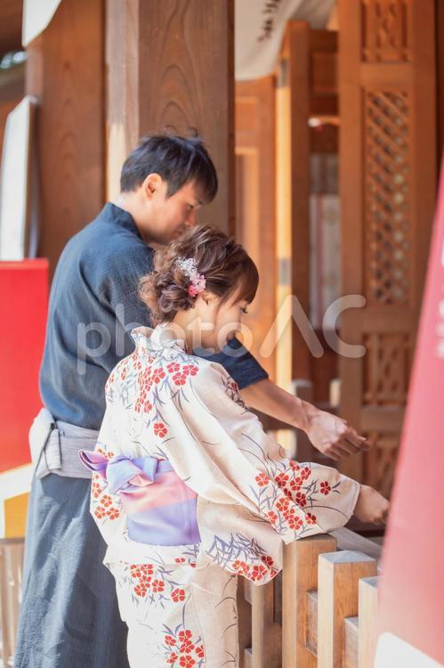 お参りする浴衣姿の男女 神社,お参り,参拝の写真素材