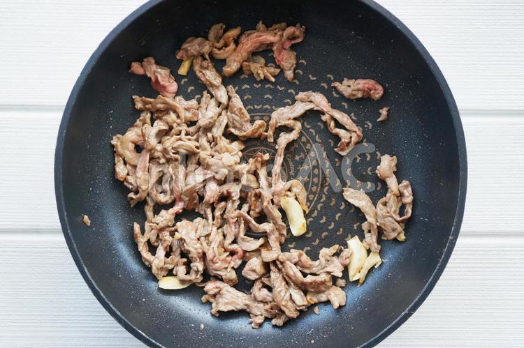 牛肉の細切り炒め 牛肉,牛肉炒め,牛肉の細切りの写真素材