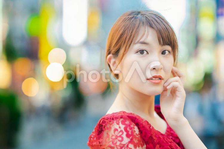 繁華街にいる女性のポートレート 社会人,東京,都会の写真素材