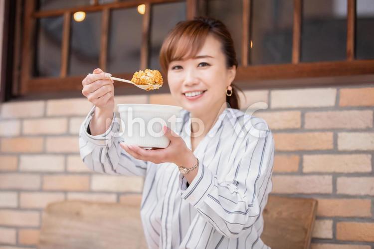 カジュアルビジネスの会社員 食事,食レポ,食べるの写真素材