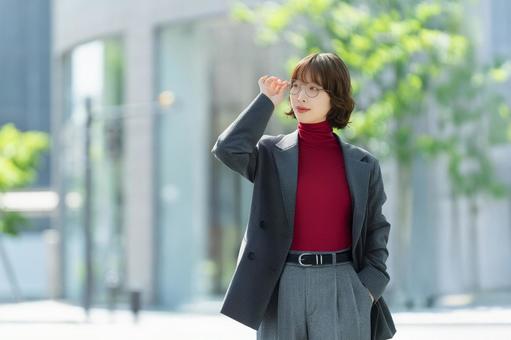 オフィス街を歩く女性・ビジネスウーマン 女性,歩く,仕事の写真素材