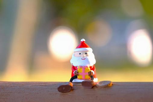 木製のベンチにサンタ（玉ボケ） クリスマス,サンタクロース,木製の写真素材