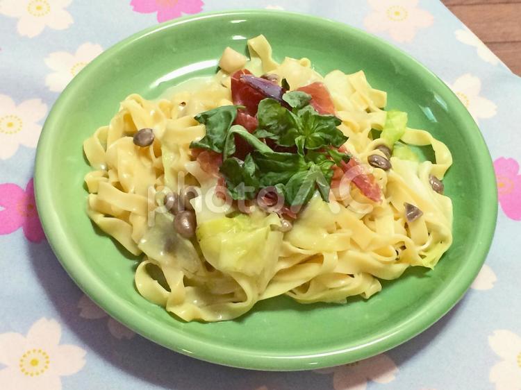 キャベツと魚介と生ハムのパスタ パスタ,フェットチーネ,クリームスパゲティの写真素材