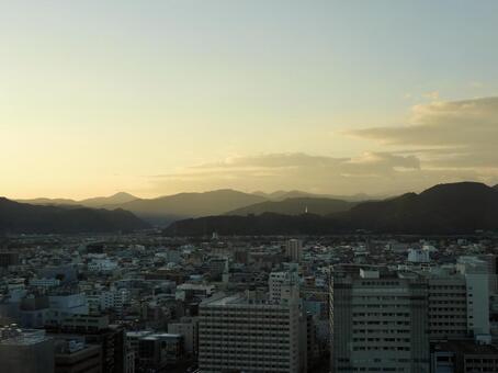 夕方の静岡市街地と安倍川向こうの山なみ 静岡市,葵区,新中町ビルの写真素材