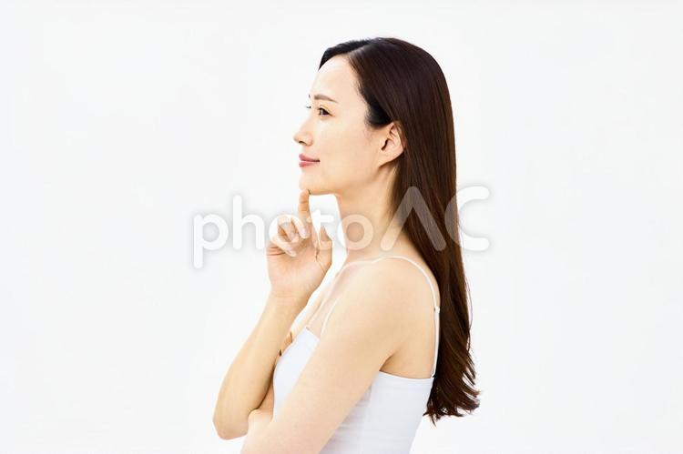 タンクトップの女性の横顔　美容　 スキンケア,美容,ビューティーの写真素材