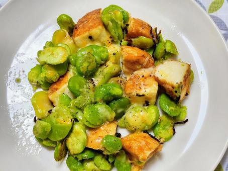 そら豆と厚揚げの塩炒め（上からアップ） そら豆,炒め物,食事の写真素材