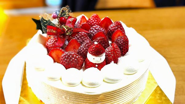 いちごサンタが可愛いクリスマスケーキ いちごサンタが可愛いクリスマスケーキ クリスマス,xmas,ホリデーの写真素材