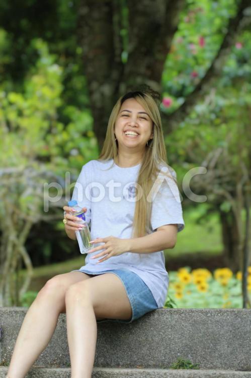 美人女性　森の中休憩0003 女の子,女性,若いですの写真素材