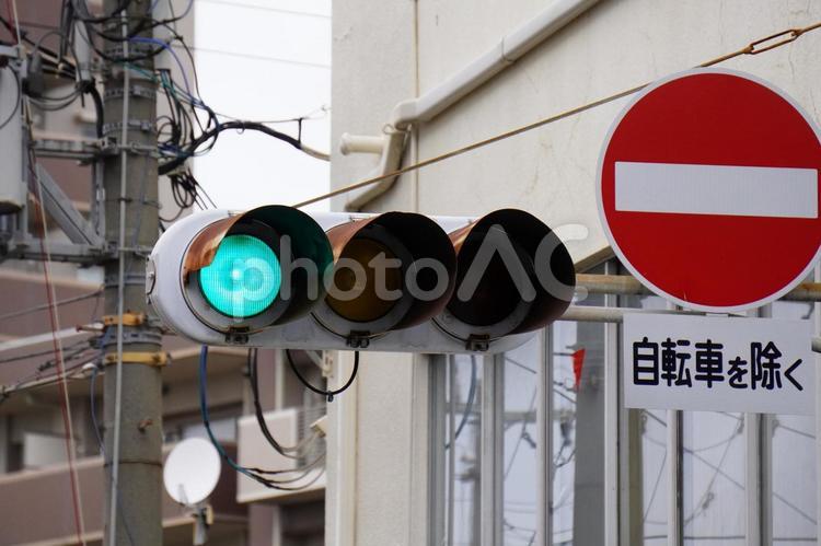 古い信号機 信号機,電球式,装置の写真素材