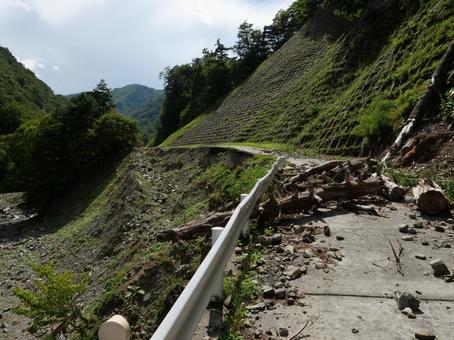 鋸岳登山道 落石がある林道 鋸岳登山道 落石がある林道の写真