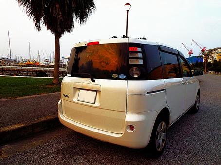 夕陽に照らされるミニバン 夕陽に照らされるミニバン 車,クルマ,ミニバンの写真素材