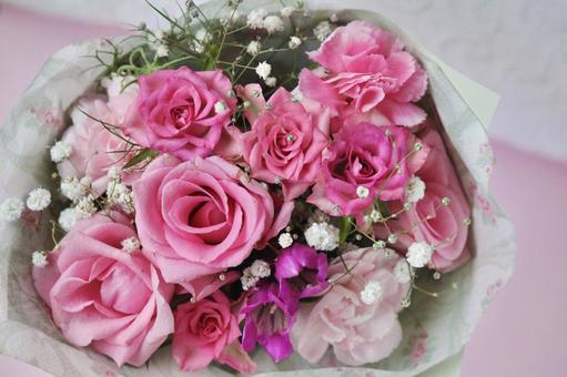 ピンク色のバラの華やかなラウンドブーケ ピンク色のバラの華やかなラウンドブーケ ピンク,ブーケ,花の写真素材