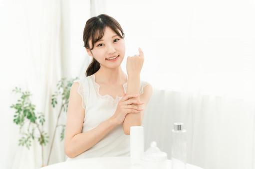ローション,ボディークリームを塗る女性 ローション,ボディークリームを塗る女性 スキンケア,腕,保湿の写真素材
