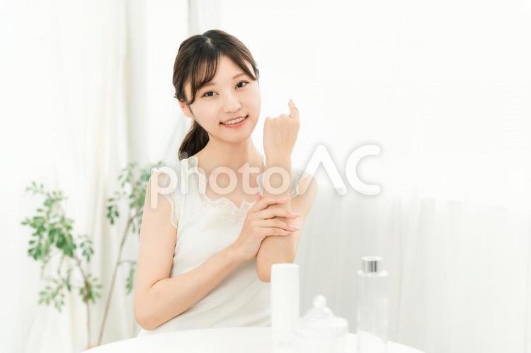 ローション,ボディークリームを塗る女性 スキンケア,腕,保湿の写真素材
