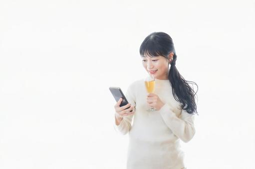 オンライン飲み会をする若い女性 オンライン飲み会をする若い女性 ワイングラス,家,友達の写真素材