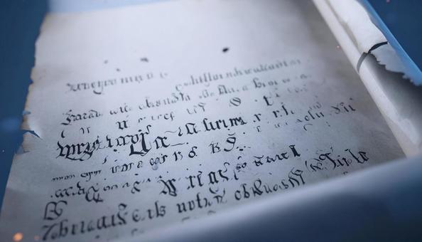 文字が書かれた羊皮紙の写真