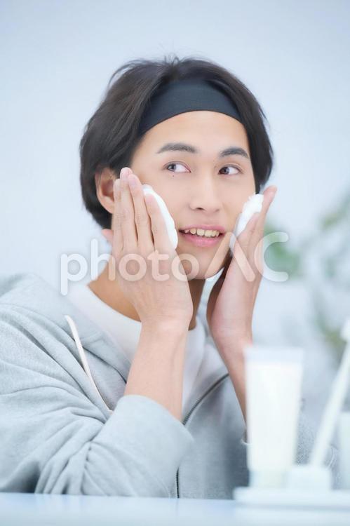 洗顔する男性（縦） 男性,美容男子,化粧男子の写真素材