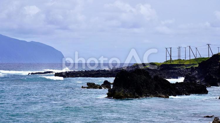 三宅島の海岸線とバックに見える御蔵島 三宅島,海岸,島の写真素材