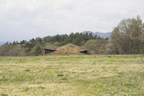 山梨県北杜市の梅之木遺跡にある竪穴住居 山梨県北杜市の梅之木遺跡にある竪穴住居の写真