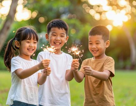 手持ち花火と夏の笑顔 楽しい思い出 手持ち花火と夏の笑顔 楽しい思い出の写真