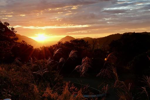 ある朝の朝焼け 朝,朝焼け,太陽の写真素材