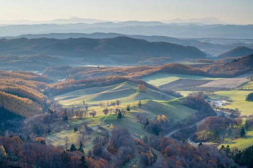 秋色の本沢牧場　雄阿寒岳と雌阿寒岳を望む 北海道,北見市,本沢牧場の写真素材