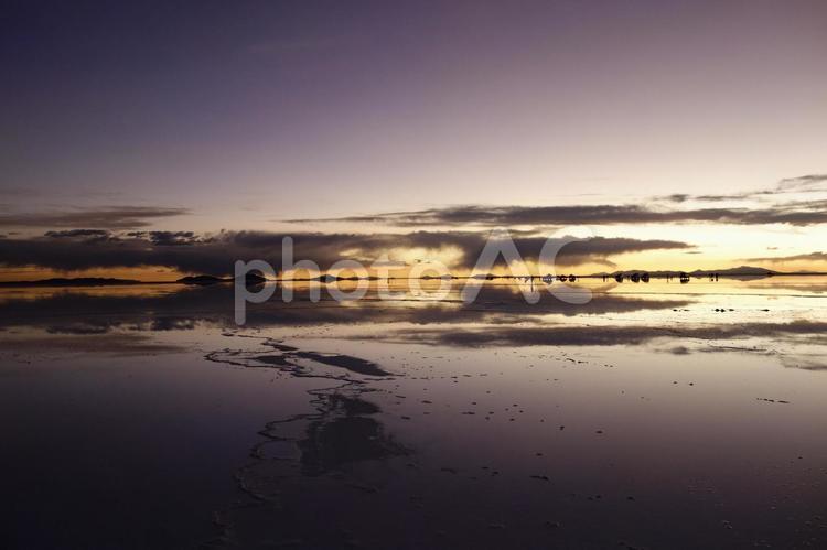 ウユニ塩湖　夕焼け ウユニ塩湖,ボリビア,鏡張りの写真素材