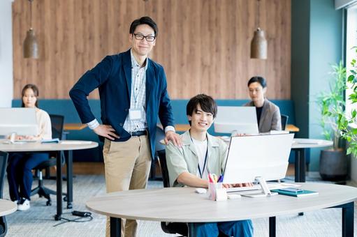 オフィスで働くビジネスパーソン オフィスで働くビジネスパーソン ビジネスマン,オフィス,笑顔の写真素材