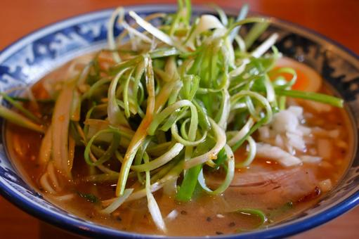 ラーメン店のとんこつ味噌ネギラーメン ラーメン店のとんこつ味噌ネギラーメンの写真