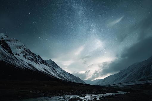 星空の下、天の川が輝く山岳地帯 星空の下、天の川が輝く山岳地帯の写真
