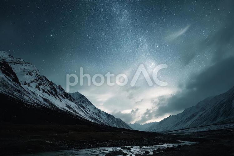 星空の下、天の川が輝く山岳地帯 ヒマラヤ,山岳,山脈の写真素材